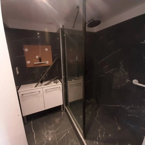 Création d'une salle de bain avec paroi de douche